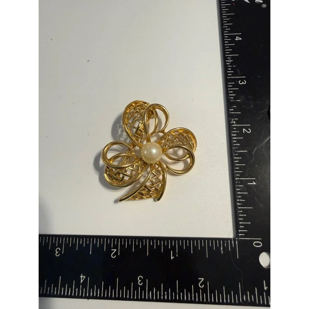 Vintage‎ Richelieu Gold Tone Faux Pearl Lattice Flower Brooch Pin 2 Inch